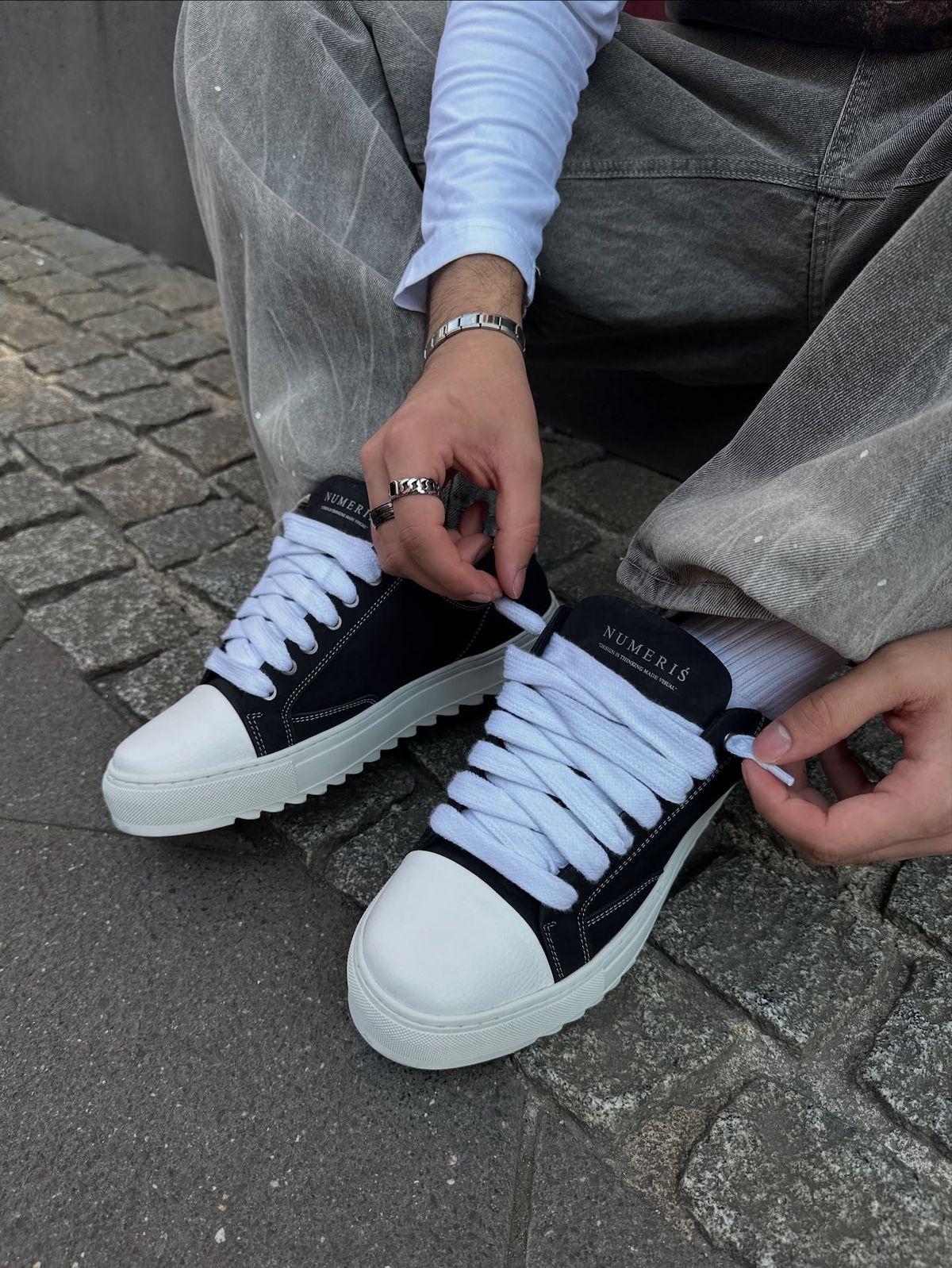 NUMERIS CLASSIC | BLACK & WHITE